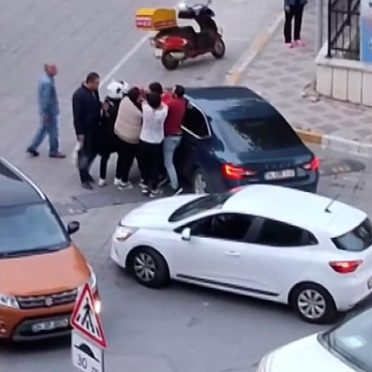 Beylikdüzünde sürücülerin yol verme kavgası