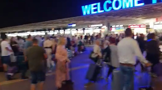 Antalya Havalimanı'nda sezon dışı Alman ve Rus turist izdihamı: Kapıda kuyruk oluştu