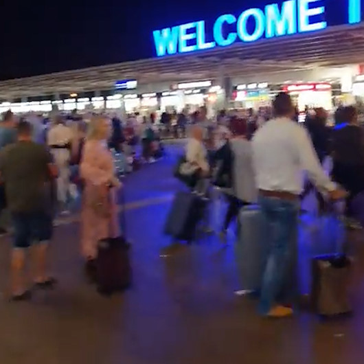 Antalya Havalimanında sezon dışı Alman ve Rus turist izdihamı: Kapıda kuyruk oluştu