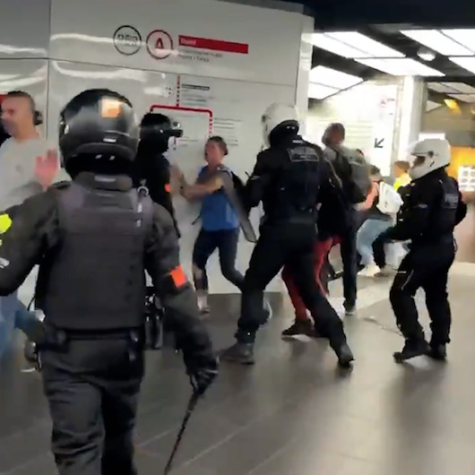 Fransız polisi Pariste eylem yapan sağlıkçı kadınları copla darp etti