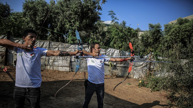 تحديا للمنع الإسرائيلي.. غزيان يصنعان قوس الرماية الأولمبي