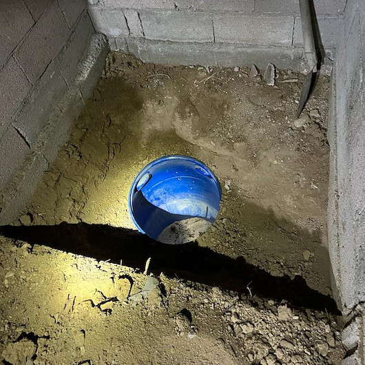 Konyada şöminnin altında toprağa gömülü uyuşturucu ele geçirildi