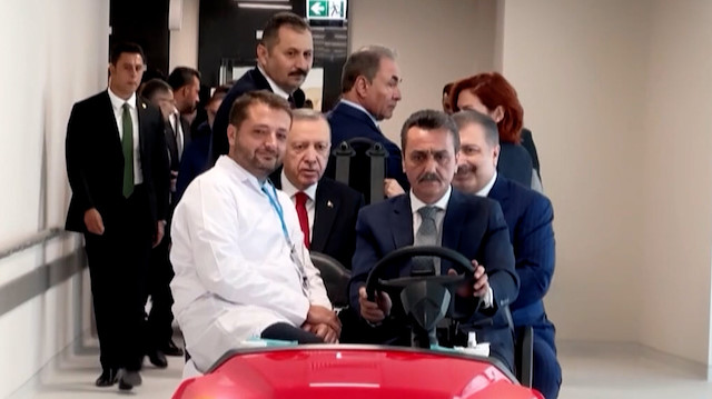 Erdoğan Etlik Şehir Hastanesi'nin içini araçla gezdi