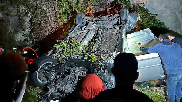 Trabzon'da otomobilin devrilmesi sonucu ikisi çocuk dört kişi öldü.