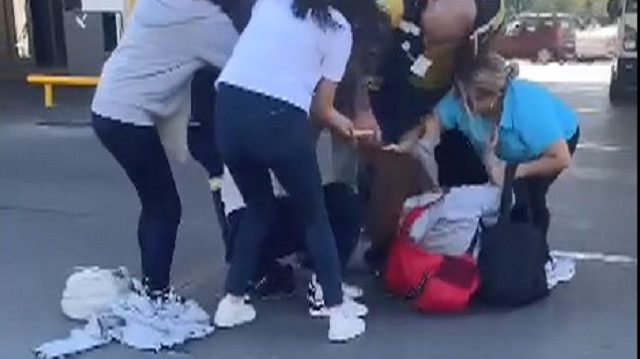 Bahçeşehir'de öğrencilerin kavgası kamerada