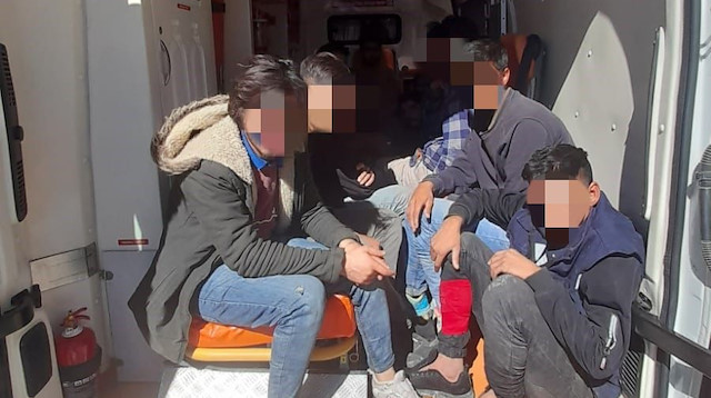 Ambulanstan 12 kaçak göçmen çıktı