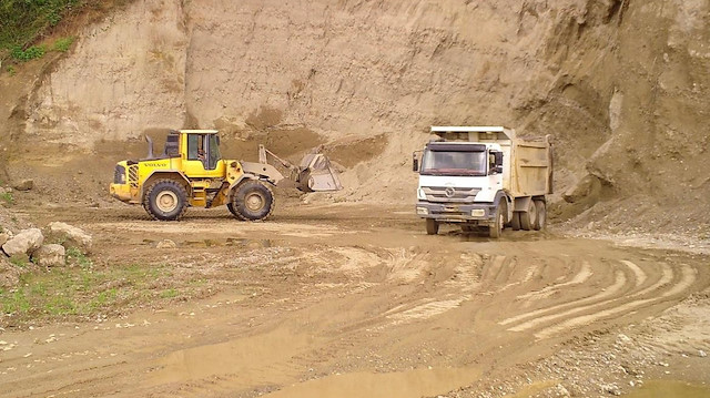 Geyve’de kurulan fotokapanlara orman arazisinden izinsiz şekilde toprak çalan iş makinesi ile kamyon yakalandı. 