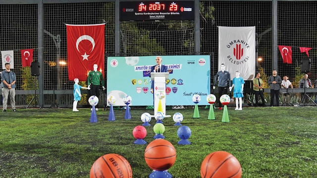 Ümraniye Belediyesi bu çalışmalar kapsamında ilçede yer alan 14 amatör futbol kulübüne malzeme desteğinde bulundu. 