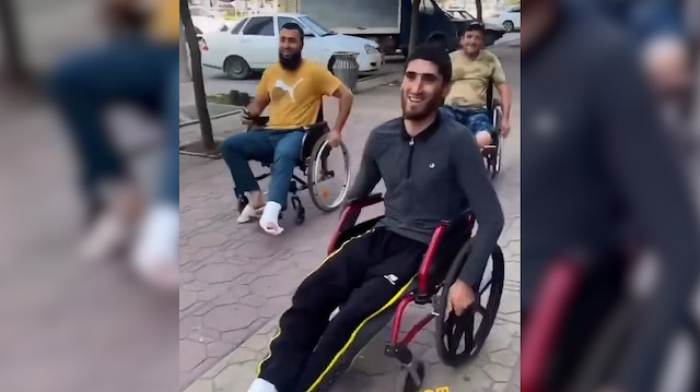 Seferberlik kararı sonrası askere gitmek istemeyen Dağıstanlılar tekerlekli sandalyeyle geziyor