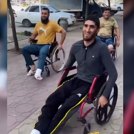 Seferberlik kararı sonrası askere gitmek istemeyen Dağıstanlılar tekerlekli sandalyeyle geziyor