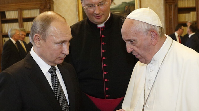 البابا فرانسيس يناشد بوتين إنهاء "دوامة العنف والموت" بأوكرانيا 