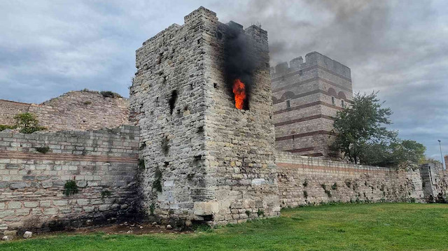 İstanbul Fatih'te tarihi surlardaki kule alev alev yandı