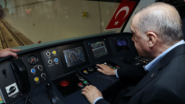 Cumhurbaşkanı Erdoğan vatman koltuğuna geçerek Pendik-Sabiha Gökçen metrosunu kullandı