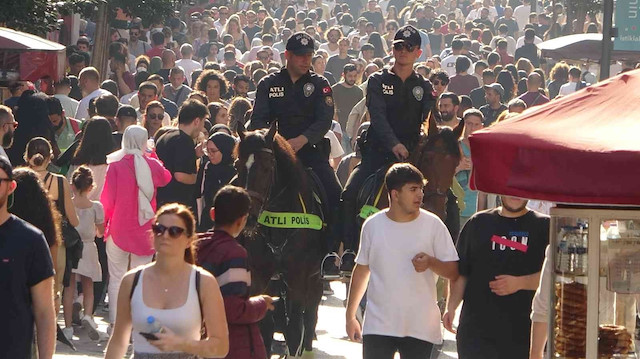 İstanbul'da atlı polislere yoğun ilgi