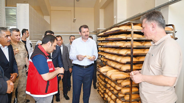 Hilvan ziyareti sırasında kurulan ekmek 
fırınını inceleyen Şanlıurfa Valisi Salih Ayhan, 
ekmeğin tadına bakarak, projede emeği 
geçenlere teşekkür etti.