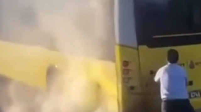 TEM otoyolunda İETT otobüsünün motorundan dumanlar yükseldi