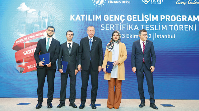 Cumhurbaşkanlığı Finans Ofisi'nin düzenlediği Katılım Genç Gelişim Proğramı'nda dereceye girenler, ödüllerini Cumhurbaşkanı Erdoğan'ın elinden aldı.