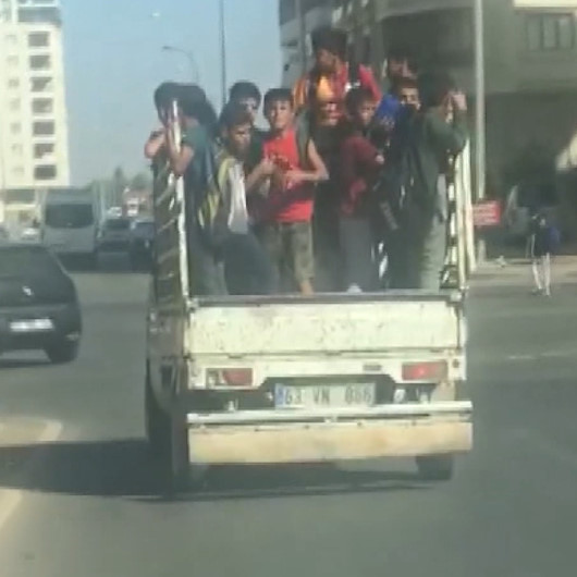 Şanlıurfada öğrencilerin kamyonet kasasında tehlikeli yolculuğu kamerada