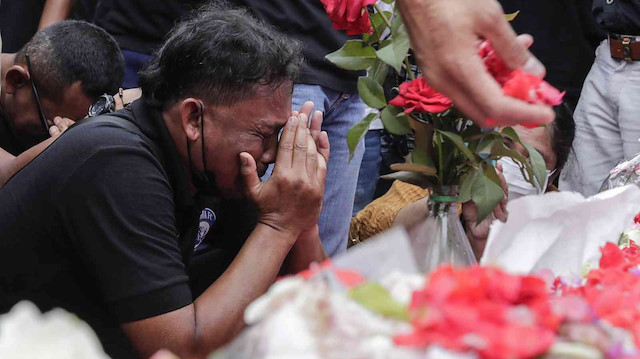 Endonezya'da yaşanan izdihamda hayatını kaybedenler anılıyor.