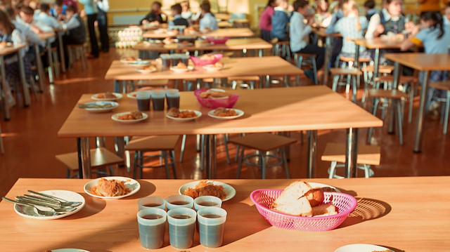 Hollanda'da gelir düzeyi düşük mahallelerdeki 500 ilkokulda 4 ay boyunca kahvaltı dağıtılacak.