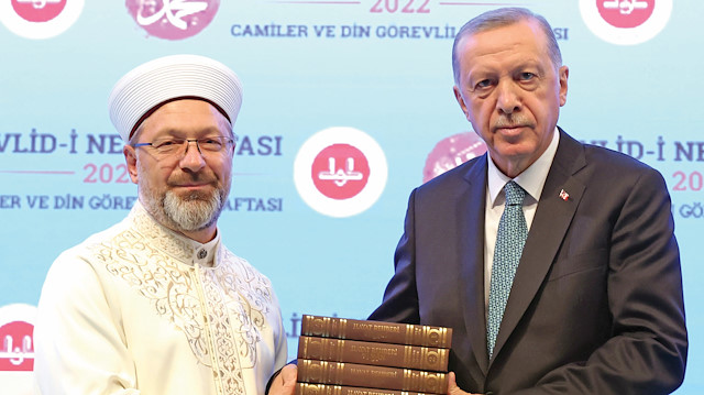 Cumhurbaşkanı Erdoğan, Uluslararası Hafızlık ve Kur'an-ı Kerim'i Güzel Okuma Yarışması Ödül Töreni'ne katıldı. Törende Diyanet İşleri Başkanı Ali Erbaş, Erdoğan'a hediye takdim etti.