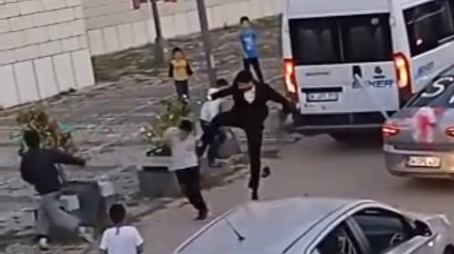 Sultanbeyli’de gelin arabasının önünü kesen çocuklara tekmeli saldırı