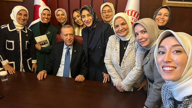 Cumhurbaşkanı Erdoğan'dan kadın vekillerle selfie: AK Parti'li Kadak 'Bazıları 'başörtüsü sorunu'nu çözecekmiş. O sırada biz' diyerek paylaştı