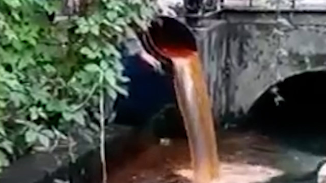 Şanlıurfa'da tarihi Gümrük Hanı kanalına bulaşık suyu döküldü