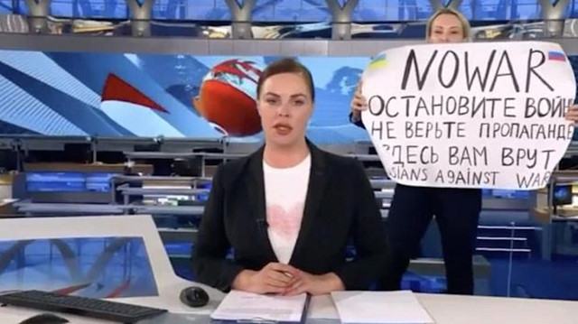 Protestoya tepkisiz kalan ünlü sunucu Yekaterina Andreyeva eleştirilerden nasibini almıştı.