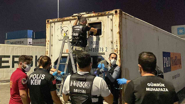 Polis ekipleri, Mersin Uluslararası Limanı'na yanaşan konteynerde narkotik dedektör köpekleri "Miror" ve "Brego"nun desteğiyle arama yaptı.

