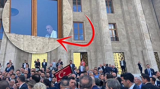 CHP'li Özkoç’un camdan Cumhurbaşkanı Erdoğan'ı izlediği anlar sosyal medyada alay konusu oldu.

