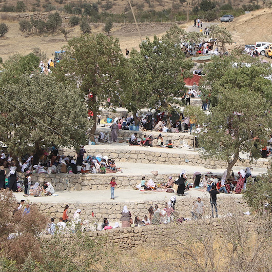 Şırnak’ta 3 asırlık gelenek: Mezarlıkta bir araya gelip yemek yiyor, dua ediyorlar