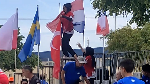 Yarıya düşen Türk bayrağını göndere çeken milli sporcu takdir topladı