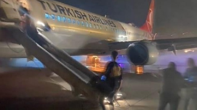 THY uçağının Hatay Havalimanı'na inişinin ardından lastiği patladı 