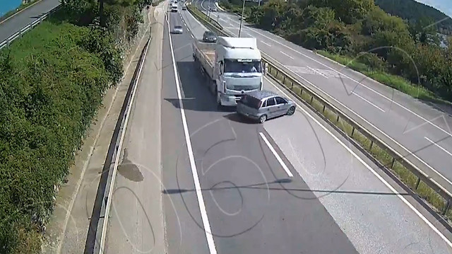 Sakarya'da TIR'ın kör noktasındaki hafif ticari aracı sürüklemesi kamerada