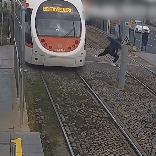 Samsunda tramvayın hafif şekilde çarptığı genç kız kazadan yara almadan kurtuldu