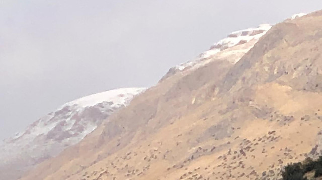 Kar, dağın doruklarını beyaza bürüdü. 
