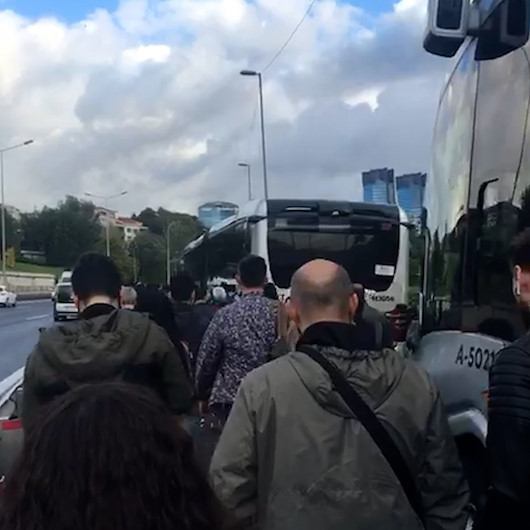 İstanbullunun toplu taşıma çilesi bitmiyor: Metrobüsler yine yolda kaldı