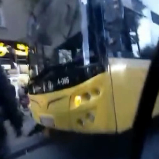 Gaziosmanpaşada İETT otobüsü önce yayaya sonra kaldırımdaki motosikletlere çarpıp kaçtı