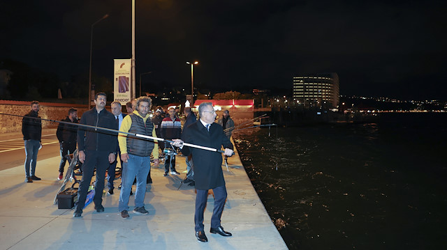 Cumhurbaşkanı Yardımcısı Oktay, Sarıyer'de vatandaşlarla balık tuttu.