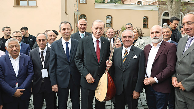 Erdoğan törenden sonra Şahkulu Sultan Dergahı ve 
Cemevi'ni gezdi. Erdoğan'a burada saz hediye edildi.