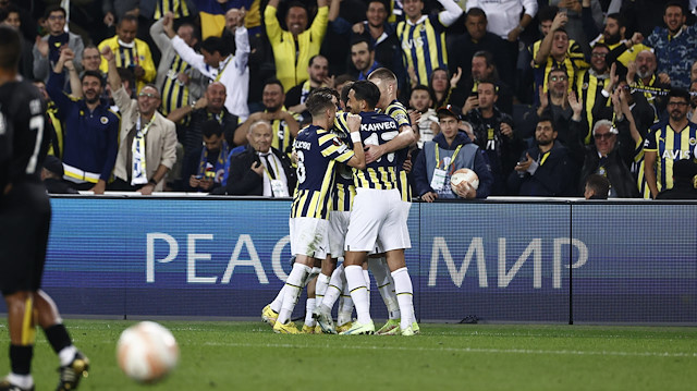 Fenerbahçeli futbolcuların Larnaca maçında yaşadığı gol sevinci.