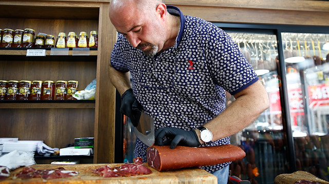 Pastırma, hemen hemen herkesin severek tükettiği ülkemize özgü bir lezzet. Bu çok büyük zahmetlerle ve ustalıkla yapılan ürünün aslında kendilerine ait olduğunu belirten iki ilimizden Kayseri ile Kastamonu arasında pastırma tartışması uzun yıllara dayanıyor.<br><br>