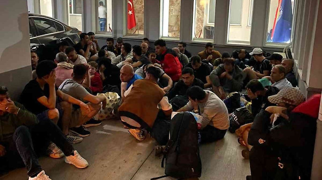 Marmaris’te bir otelde 66 düzensiz göçmen yakalandı.
