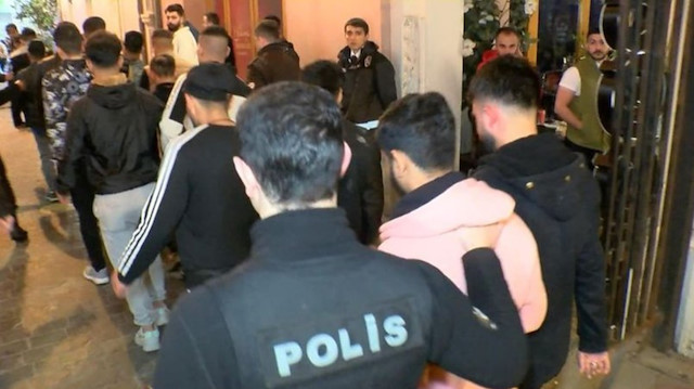 İstanbul'da 2 araçta 31 düzensiz göçmen yakalandı