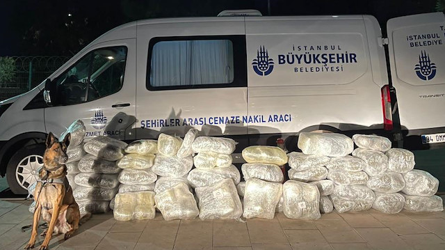 Uyuşturucu ticaretiyle bağlantılı olduğu anlaşılan 2’si Adana’da biri Diyarbakır’da olmak üzere 3 şüpheli gözaltına alındı.