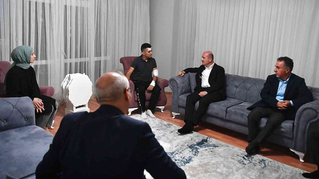 Bakan Soylu Diyarbakır’da kaza geçiren polisleri ziyaret etti