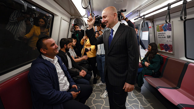 Bakan Karaismailoğlu, Pendik-Sabiha Gökçen Havalimanı Metrosu'yla Fevzi Çakmak-Hastane metro istasyonu ile Sabiha Gökçen Havalimanı istasyonu arasında yolculuk yaptı.<br>