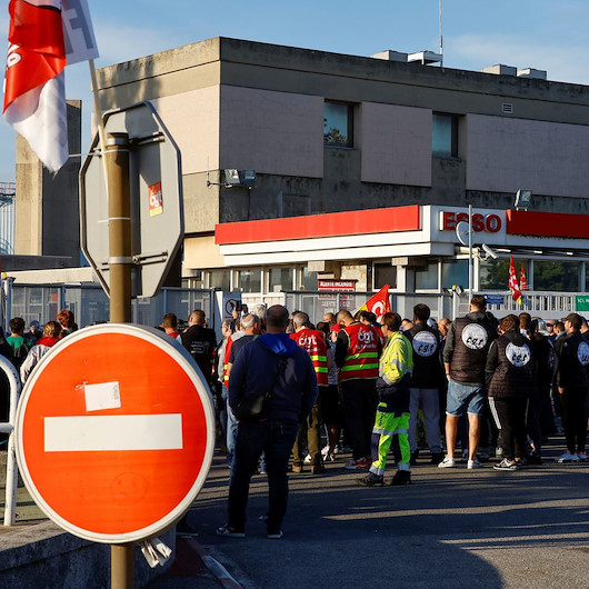 Avrupa'da akaryakıt krizi: Fransa'da gençler istasyon işgal edip benzini belirledikleri fiyattan sattı