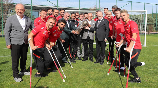 TFF Başkanı Mehmet Büyükekşi dünya şampiyonu Ampute Milli Takımı ile bir araya geldi
